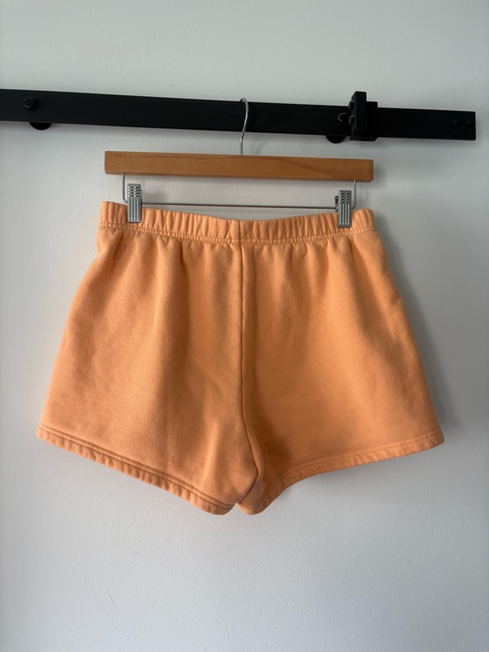 Aritzia | TNA Cozy Fleece Perfect Hi-Rise Sweatshort Apricot - Picture 4 of 7